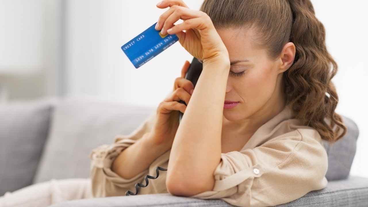 Mulher aborrecida com o golpe do consórcio e da carta de crédito