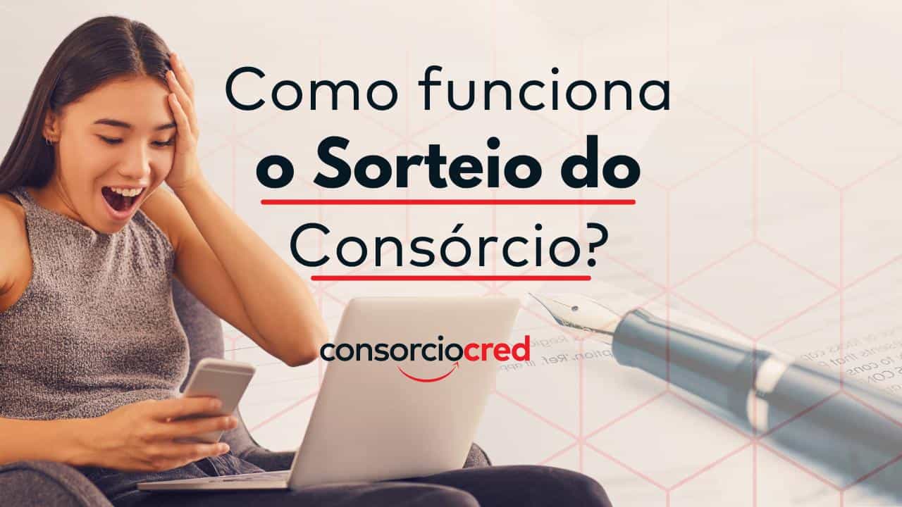 Mulher na frente do computador olhando o celular sorrindo por ter sido sorteada no consórcio. Acima de tudo escrito a frase: 