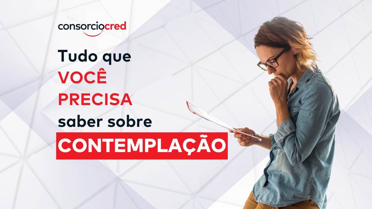 Mulher pesquisando como funciona a contemplação de consórcio e o que fazer depois de ser contemplado